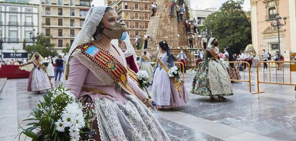 Fallas en directo | Última hora de las Fallas: la Ofrenda y la Nit del Foc, pendientes del cielo