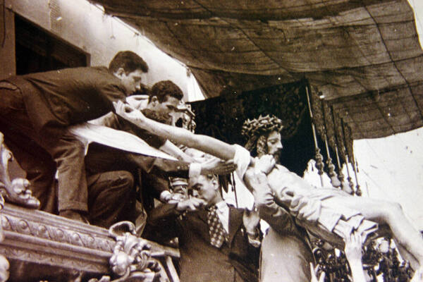 Entronización del Cristo de Ánimas de Ciegos en la década de los 60. Foto: Archivo de la cofradía