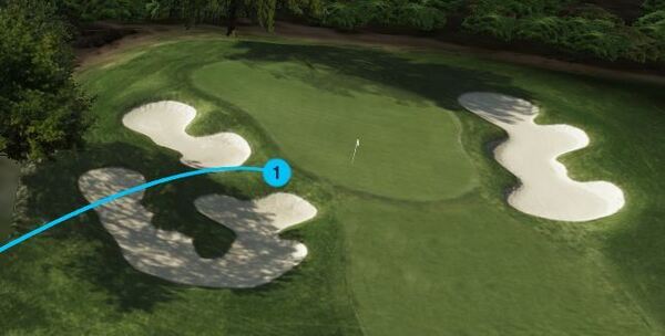 Quiere acabar con un buen sabor de boca y eso le lleva a arriesgar al límite... apunta a bandera como si sólo le valiera un pleno en el último par 3 del torneo y no llega a green.. en el rough entre búnquers, a 15 metros