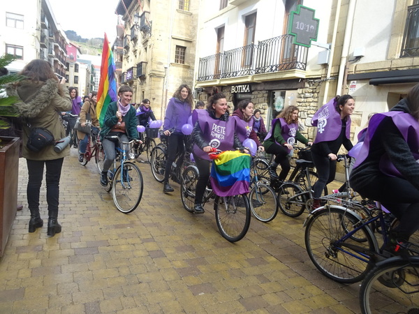La concentración en Zarautz. / Antxon Etxeberria