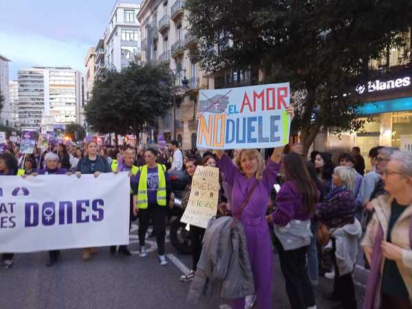 La segunda manifestación recorre el centro de Valencia con cánticos contra Irene Montero