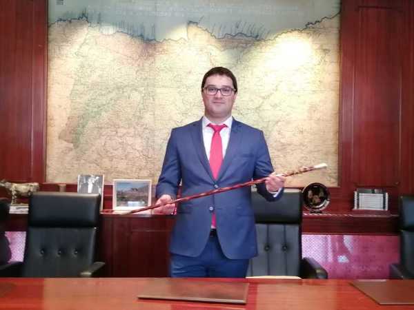 VALDÉS: Los socialistas de Valdés han conseguido mantener la Alcaldía, a pesar de no tener mayoría absoluta, gracias a la abstención de los tres ediles del PP y de la concejala de Avanza Valdés, que invistieron a Óscar Pérez, como nuevo regidor del concejo. Lo hicieron en un pleno en el que la candidata de Ciudadanos, María Teresa Suárez, presentó su candidatura, obteniendo el apoyo de sus cuatro ediles y el de la única concejala de Foro.