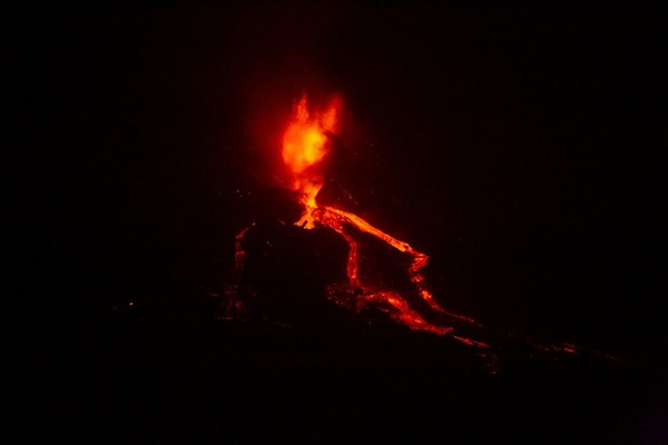 Un derrumbe parcial del cono del volcán provoca un aumento del caudal de lava