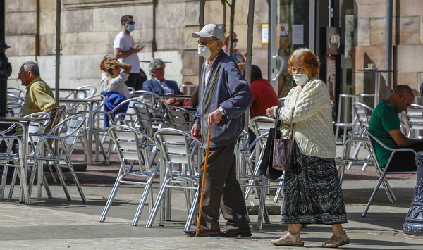 Paseos entre las animadas terrazas de Torrelavega. (Luis Palomeque)