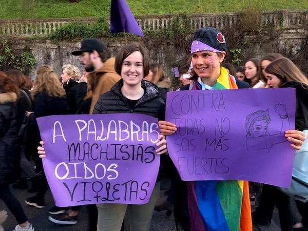 Oihana (23 años) y Blanca (26 años) no han querido perderse la manifestación. Ambas están trabajando y se han acercado porque, según explican con ironía, “es curioso que las mujeres tengan más dificultades para acceder al mercado laboral”. / Ainhoa Múgica