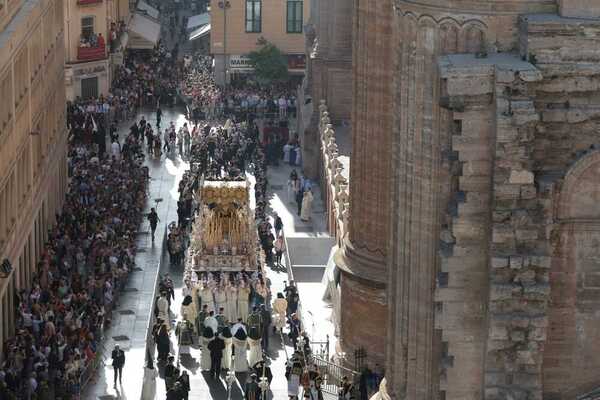 La Virgen, en la subida a la Catedral. Salvador Salas