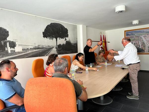 José Antonio Matesanz (PSOE) alza el bastón de mando. Fotografía de Agapito Ojosnegros