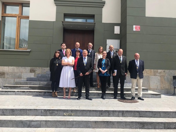 El socialista Emilio García Longo llegaba al Pleno de esta mañana en Parres con la tranquilidad de contar con el apoyo de Foro, con quien forma un gobierno de coalición. El PSOE suma así más de tres décadas de gobierno, en esta ocasión con la forista Cecilia García como edil de Deportes. Informa Gloria Pomarada