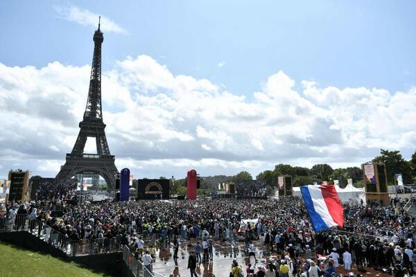 Muchos aficionados franceses siguen la clausura desde la Plaza del Trocadero, en París, escenario de los próximos Juegos.