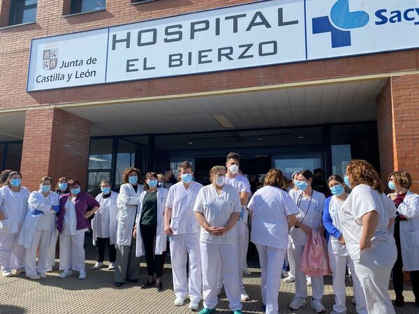 Sanitarios aplauden a la &amp;#039;marcha blanca&amp;#039; en el Hospital de El Bierzo.