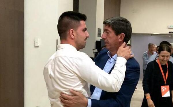 El líder de Ciudadanos en Andalucía, Juan Marín, es animado por su hijo, tras los resultados obtenidos por su partido en las elecciones autonómicas y anunciar su dimisión.