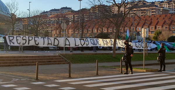 Con esta pancarta han recibido los aficionados al equipo al llegar al Sardinero