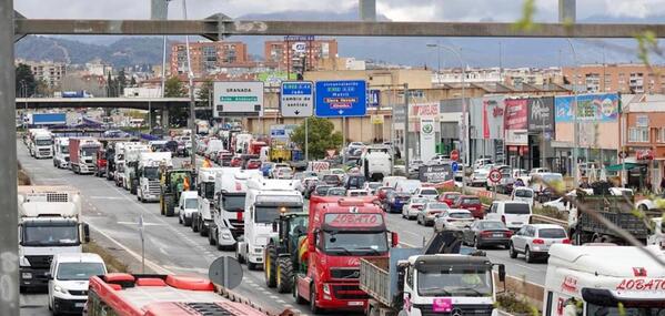 Los transportistas exhiben su fuerza en Granada con apoyo del campo