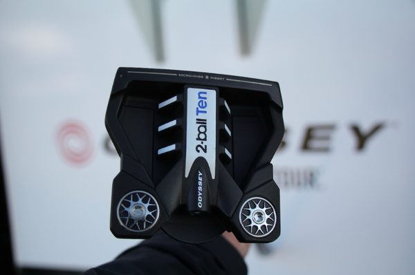 Este es el putter Odyssey que Rahm estrena hoy en California... una variante del formato two ball que recuerda el estilismo del Spider