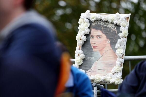 Un retrato de Isabel II enmarcado con flores, en los alrededores del castillo de Windsor. AFP