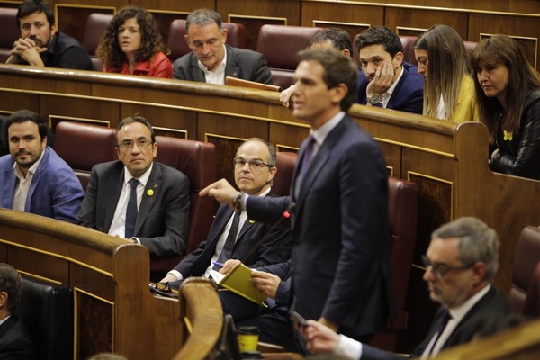 Momento en el que el líder y diputado de Ciudadanos, Albert Rivera, ha protestado en el Congreo por la fórmula empleada por los diputados presos para prometer su cargo (Foto: Óscar Chamorro).