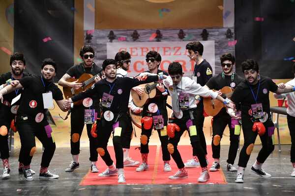 Carnaval de Badajoz: Los Camballotas embriagan al público en una noche más floja