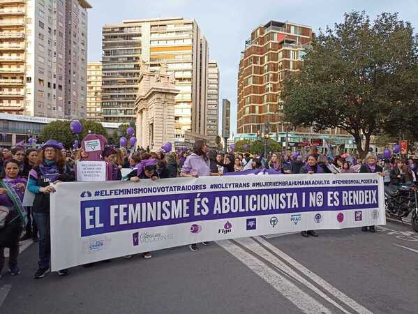 La segunda manifestación recorre el centro de Valencia con cánticos contra Irene Montero