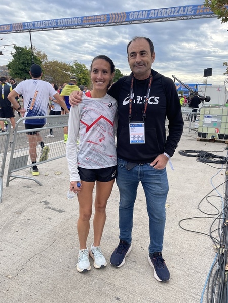La valenciana Laura Méndez, con su entrenador. Ha batido el récord autonómico (1.11.55)… Y NO ESTABA SATISFECHA: “Creo que tengo algo más en las piernas… pero ya saldrá”. Se marcha a entrenar, pues el objetivo es el Maratón de Valencia, donde buscará la mínima olimpica