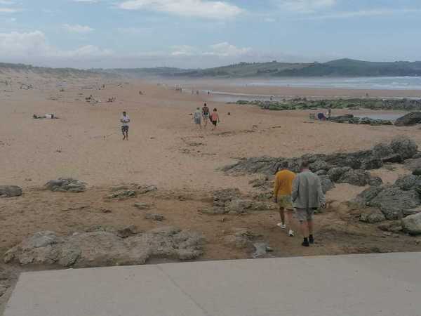 Otra imagen de la playa de Valdearenas a las 14.15 horas, el espacio perfecto para respirar aire puro y disfrutar del paisaje sin temor a incumplir la distancia de seguridad. (Sheila Izquierdo)