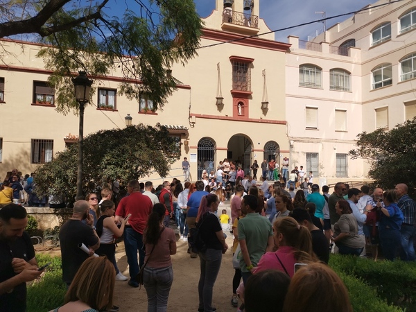 Público a las puertas de la Parroquia de la Divina Pastora que espera el traslado de los sagrados titulares del Dulce Nombre. Foto: José Miguel Ramírez