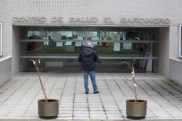 Ante la evolución de la pandemia del Covid-19 y la situación de alerta sanitaria decretada por el Gobierno de España, el Colegio de Médicos de Cantabria ha puesto en marcha varias medidas urgentes para apoyar al colectivo profesional. Entre ellas, está realizando una bolsa de médicos jubilados o inactivos en el ejercicio de la medicina que se ofrecen voluntariamente para cubrir las necesidades que genere la aparición de nuevos casos en la región que pondrá a disposición de la Consejería de Sanidad del Gobierno de Cantabria. En la misma línea, está elaborando una segunda bolsa de estudiantes de Medicina que podrían servir de apoyo a los servicios telefónicos informativos puestos en marcha por el Servicio Cántabro de Salud.