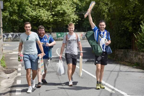 Varios aficionados, en la subida a Murgil. / PEDRO MARTÍNEZ 