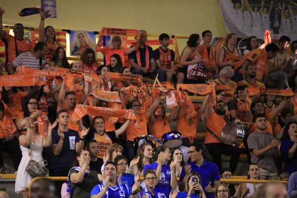 CB Avenida cae en el último cuarto y permite al Valencia Basket hacerse con la liga