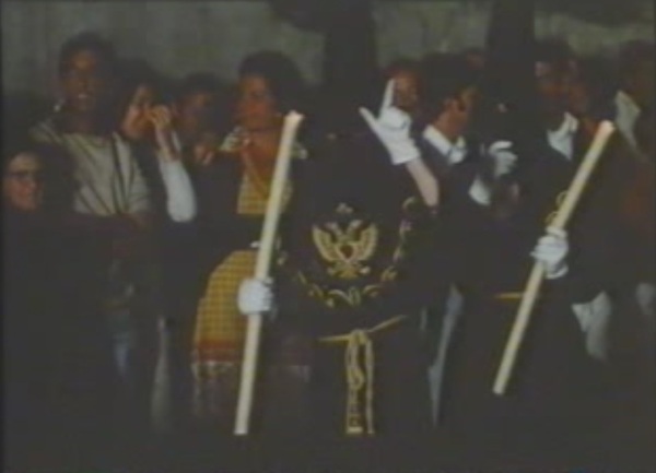 Procesión de nazarenos de la Cofradía del Amor en una escena de la cinta. Foto: SUR