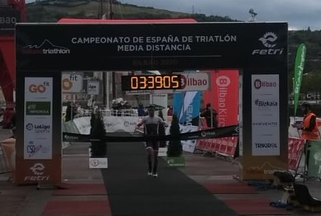 Gómez Noya premia al Bilbao Triathlon