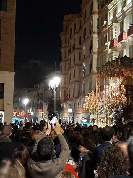 Los dos tronos, en la calle Atarazanas. Foto: SUR