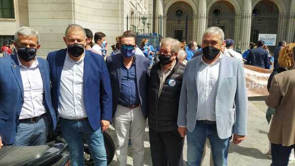 El diputado de Cs Francisco Álvarez (derecha), acompañado por Lucas Jiménez (2º izq.)