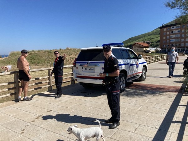 La Policía se despliega en las playas, levanta a bañistas y cierra accesos para frenar el aluvión