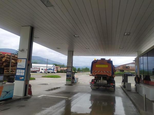 Carreteras desinfecta estaciones de servicio y polígonos industriales La Demarcación de Carreteras de Cantabria ha incrementado los trabajos de desinfección que está llevando a cabo con los camiones de salmuera del dispositivo de vialidad invernal, que ahora se extienden también a polígonos industriales de la Comunidad Autónoma. La Demarcación de Carreteras cuenta con ocho camiones con una capacidad de 12.000 litros y que, para desinfectar, se cargan con agua y lejía. Los equipos de Conservación de Carreteras de la Demarcación continuarán con la desinfección periódica de las cerca de 20 estaciones de servicio que hay en Cantabria con enlace directo o próximo a las autovías A-8 y A-67 y en la red convencional, y a ello suman ahora los polígonos industriales. Entre los polígonos que se van a desinfectar están MercaSantander, Ciudad del Transporte, Parayas, Candina, Raos, La Cerrada, Trascueto, Guarnizo, Morero, La Verde, El Vallegón, La Esprilla, Tanos-Viérnoles o Los Tánagos.