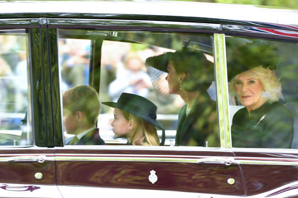 La Reina consorte, Camila, y la esposa del Príncipe Guillermo y Princesa de Gales, Kate Middleton, viajan en coche con los bisnietos de Isabel II, Jorge y Carlota, en dirección a Westminter Hall. Reuters