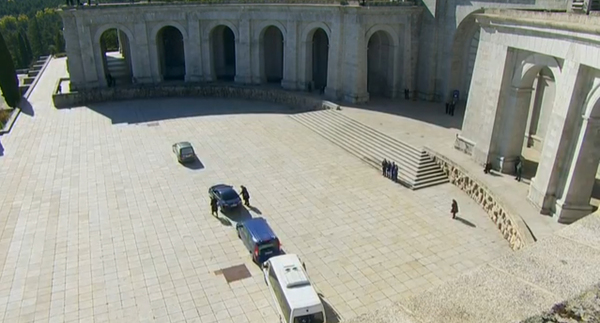 Mientras los familiares abandonan el Valle por carretera, el coche fúnebre llega hasta el helicóptero.