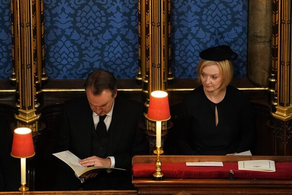La primera ministra británica, Liz Truss, y su esposo, Hugh O'Leary, en el funeral. EP