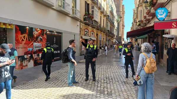 Agentes de la policía derivando el tráfico. Foto: SUR