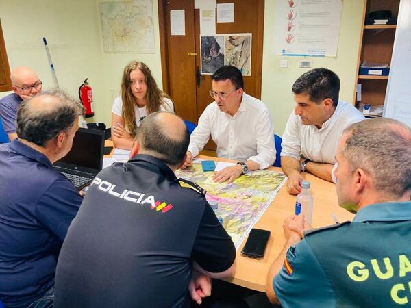 Reunión para conocer la situación del incendio de Puente de Domingo Flórez con la presencia de Ester Muñoz.