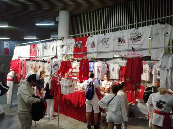 Miguel Angel viste desde 1998 a los pasajeros que llegan a la estación de autobuses de Pamplona en sanfermines. Un goteo constante de gente compra gerrikos, pañuelos y todo tipo de complementos. Los productos estrella: la camiseta y pantalón blanco. De todas formas, señala que &amp;quot;este año las ventas han empezado hacia las 10, cuando antes a las 8 ya estábamos sin parar&amp;quot;.