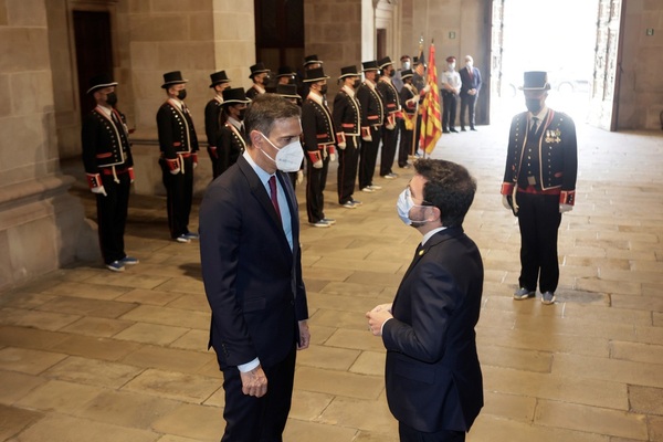Pere Aragonès recibe a Pedro Sánchez en el Palau de la Generalitat