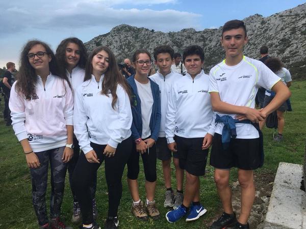 Miembros del Club de Atletismo de Cangas de Onís. Muy orgullosos de la visita real.