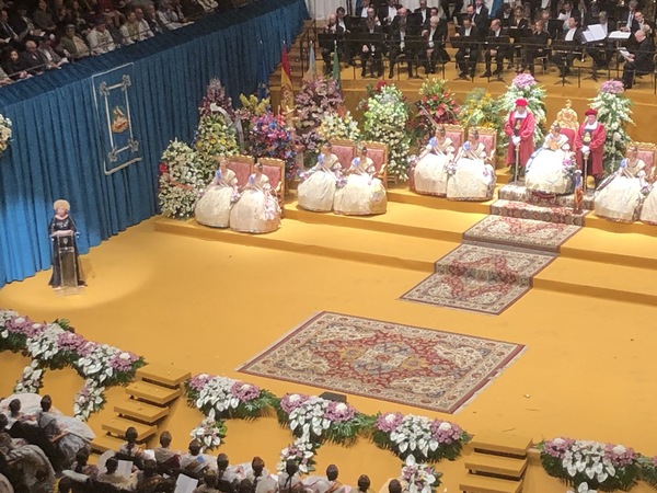 Empieza el discurso de la mantenedora. Rosángeles Valls tiene la palabra.