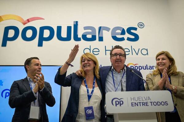 Pilar Miranda celebra su victoria en la sede del PP./ Rafa del Barrio