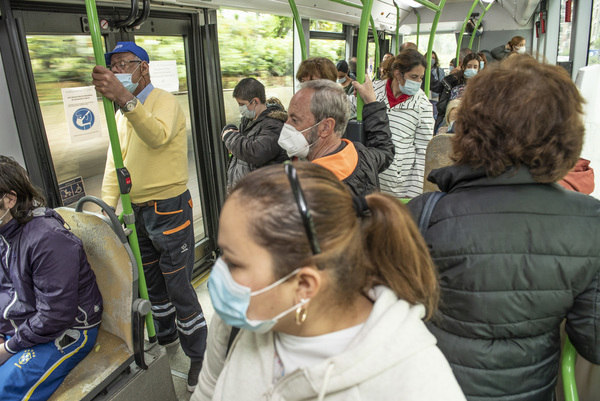 A la una del mediodía, hora punta, es cuando los viajeros del TUS más “agradecen” que ya se puedan utilizar todos los asientos del autobús. “Antes, con las restricciones, ir de pie cargada con las bolsas del mercado, dejé de utilizarlo, así que me alegro volver a la rutina”, explica una viajera, tal y como informa María de las Cuevas. Foto: María Gil