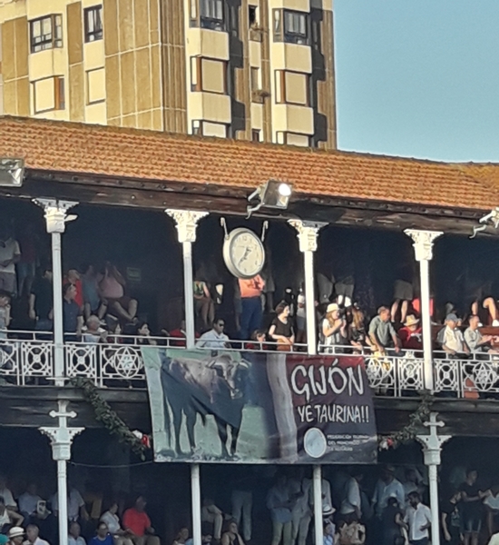 Gijón enloquece con Morante y pierde el norte con El Juli