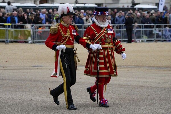 Un alabardero de la Casa Real y un miembro de los Caballeros en Armas, dos tipos de guardaespaldas del monarca del Reino Unido, toman posiciones para el funeral de Isabel II. EP