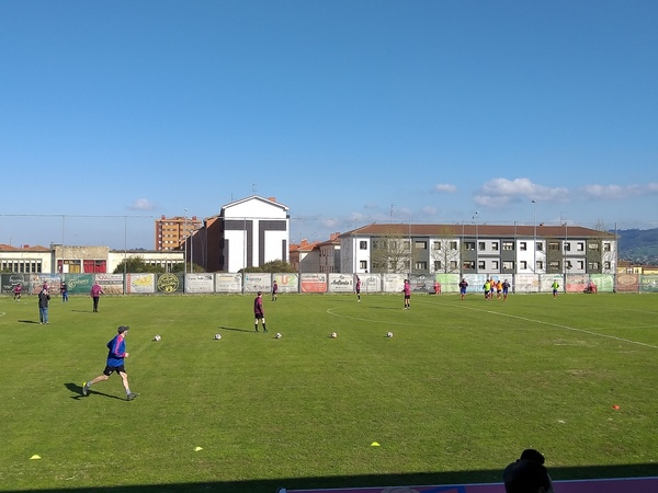 Muy buenas tardes desde La Cruz. En quince minutos arranca un apasionante Ceares-Avilés, con ambos equipos pensando en los puntos de cara a la segunda fase. El choque puede ser considerado como el primero ya de la fase de ascenso.