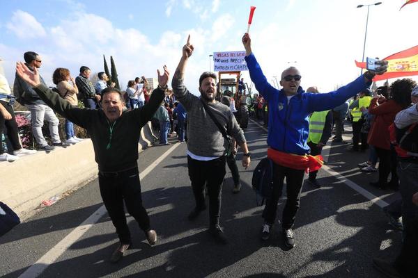 Así te hemos contado la protesta desde el amanecer hasta la apertura de la autovía