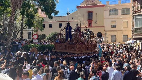 El Señor de la Soledad, por la plaza de Capuchinos. Ñito Salas